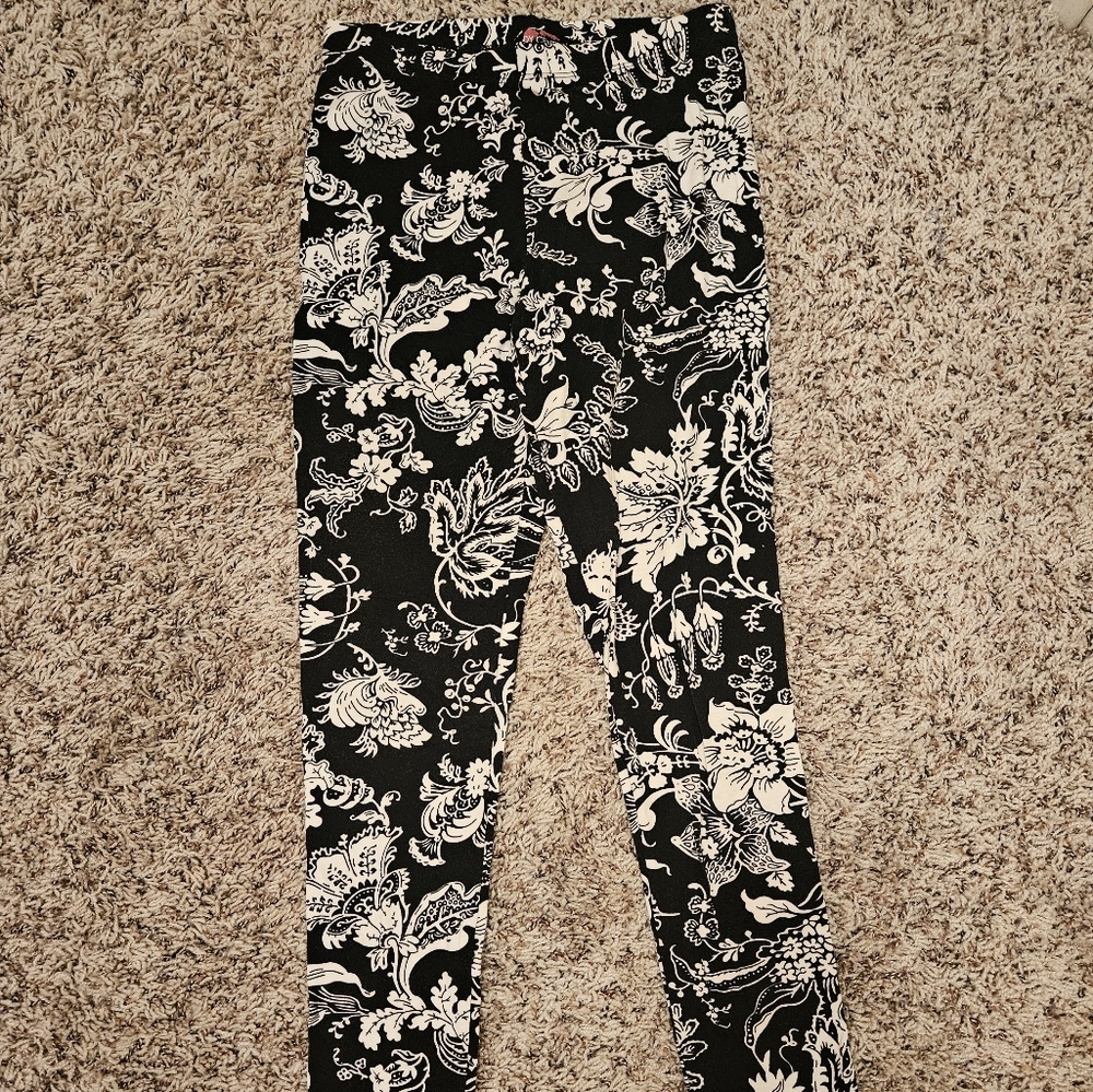 Body Central Black and White Floral Patterned Leggings
